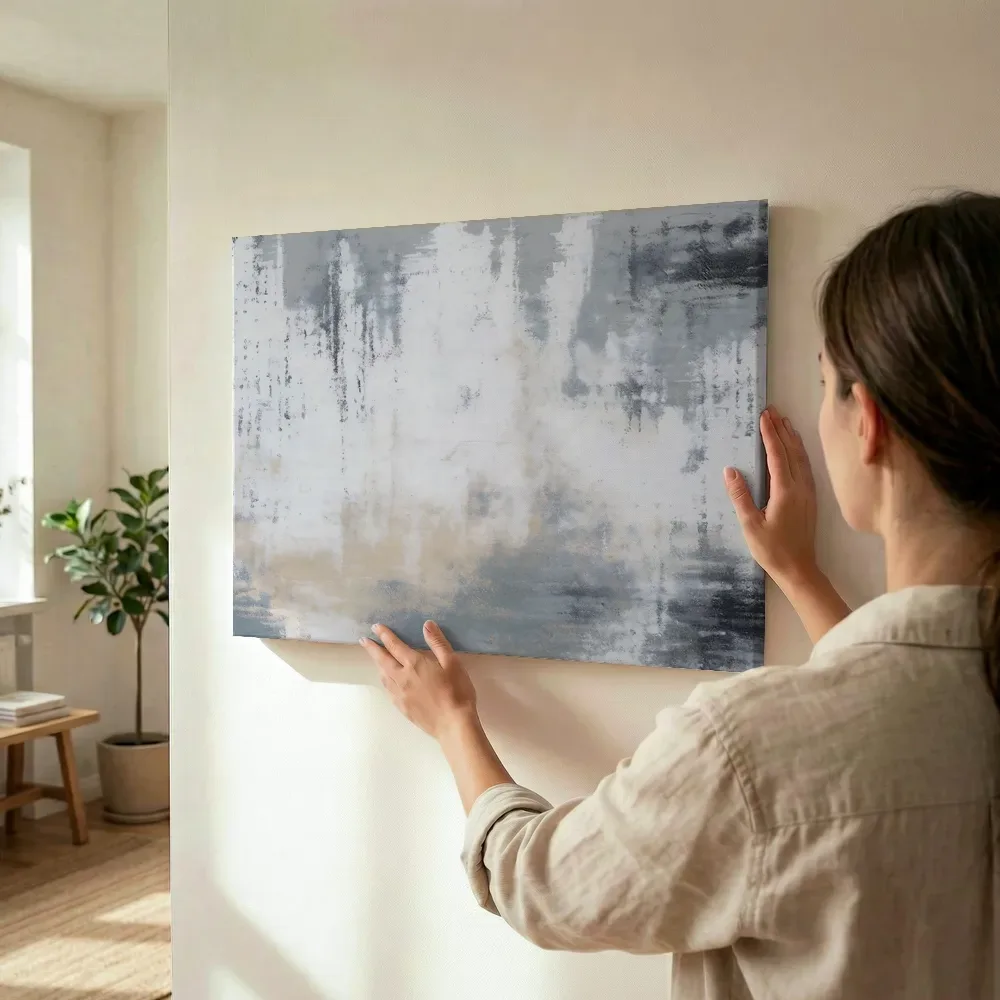 Sfeerimpressie: Expressieve druiptextuur in wit en zwart terwijl het wordt opgehangen
