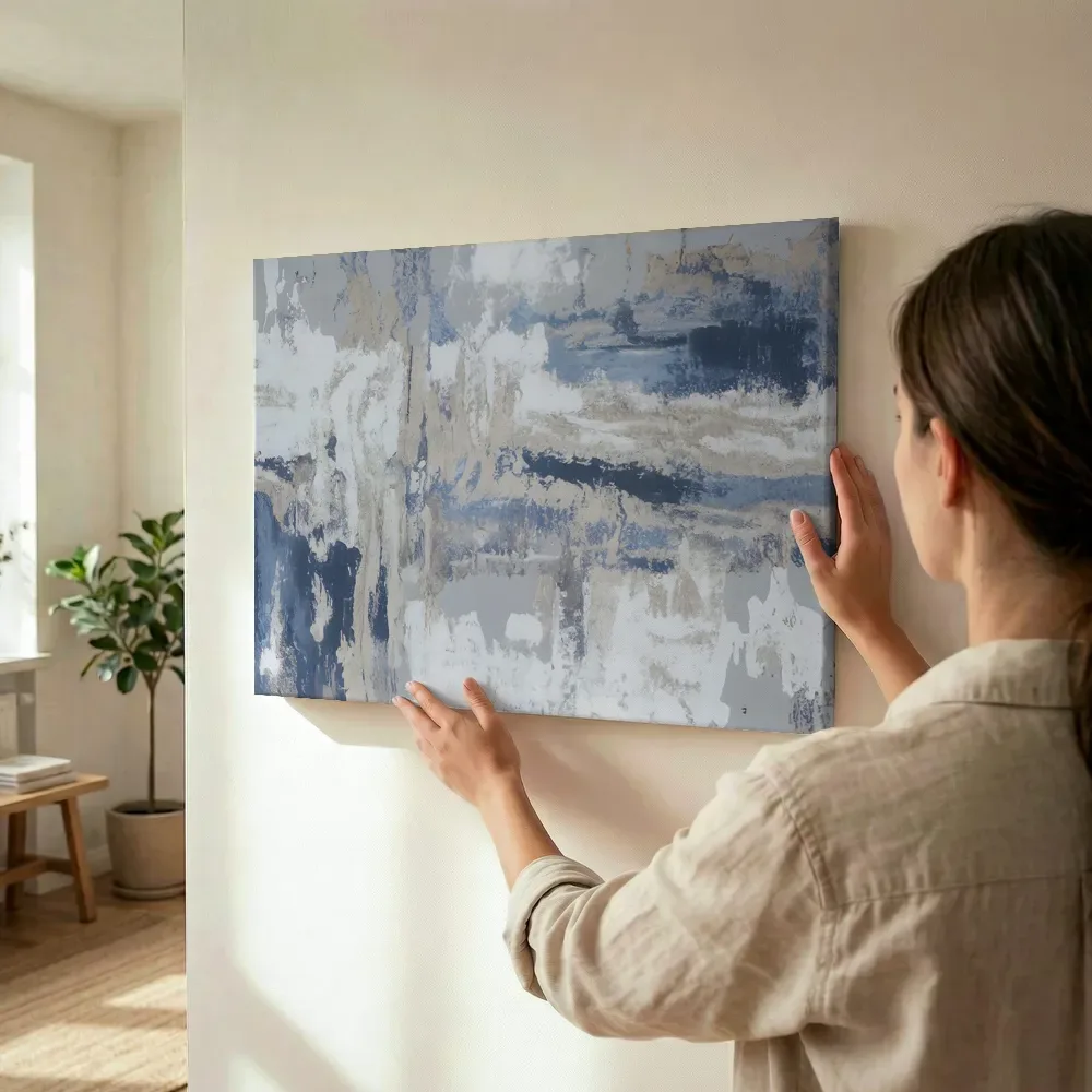 Sfeerimpressie: Expressieve vlakken in marineblauw en beige terwijl het wordt opgehangen