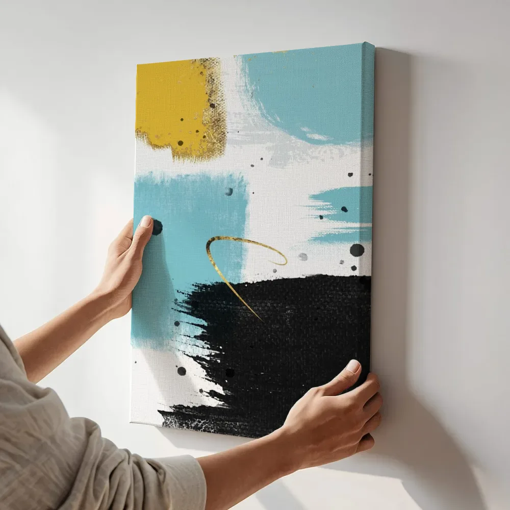 Sfeerimpressie: Expressionistisch geel en turquoise met gouden spiraal terwijl het aan de muur wordt gehangen
