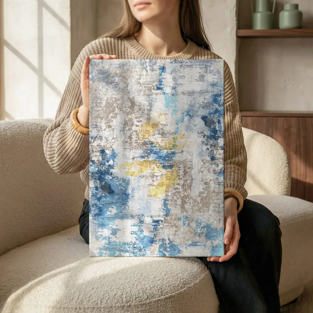 Sfeerimpressie: Expressionistische verfspatten in blauw en goud terwijl het zittend wordt getoond
