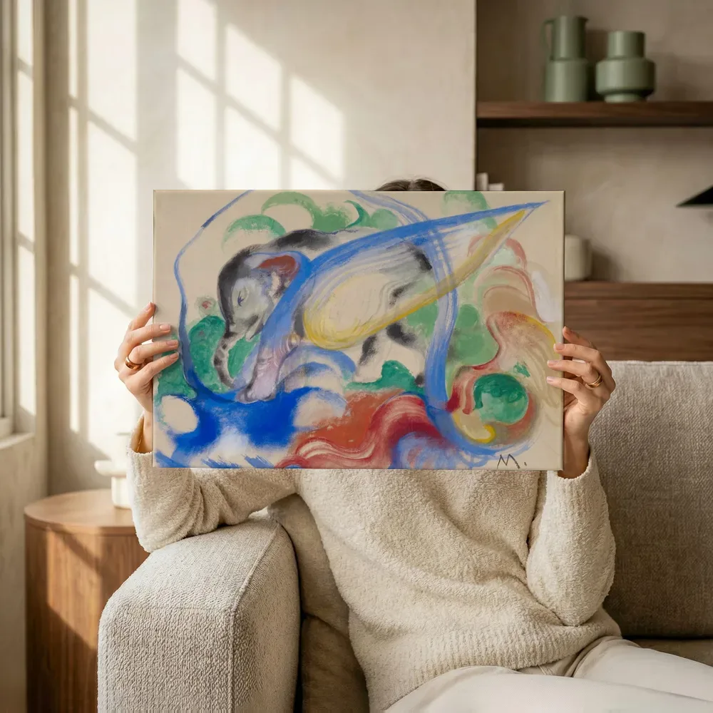 Sfeerimpressie: Fairy Animal van Franz Marc terwijl het omhoog wordt gehouden