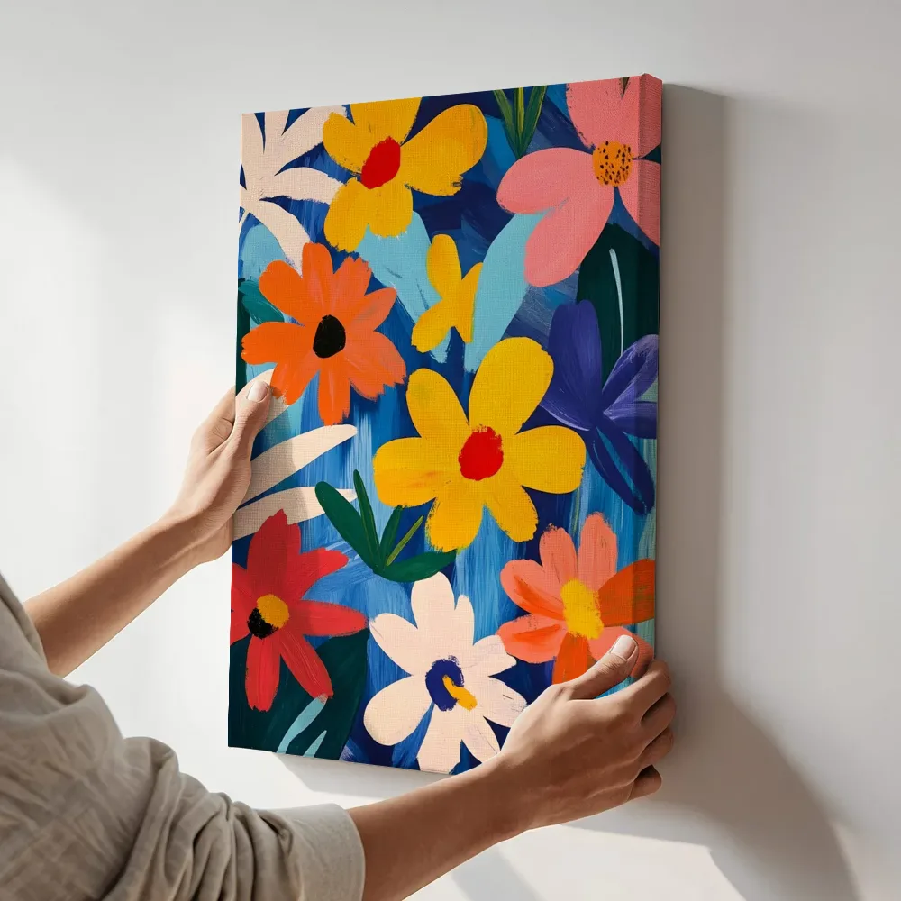 Sfeerimpressie: Felgekleurde bloemen op blauw terwijl het aan de muur wordt gehangen