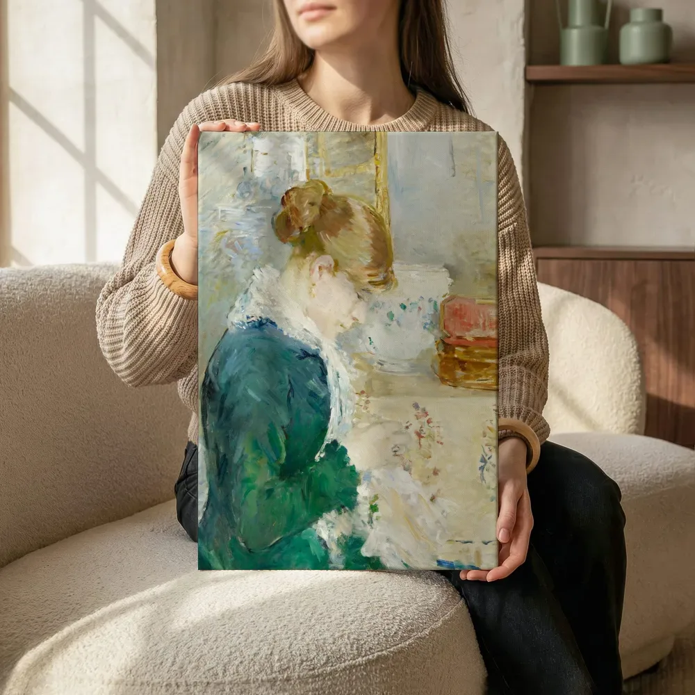 Sfeerimpressie: Naaiende vrouw van Berthe Morisot terwijl het zittend wordt getoond