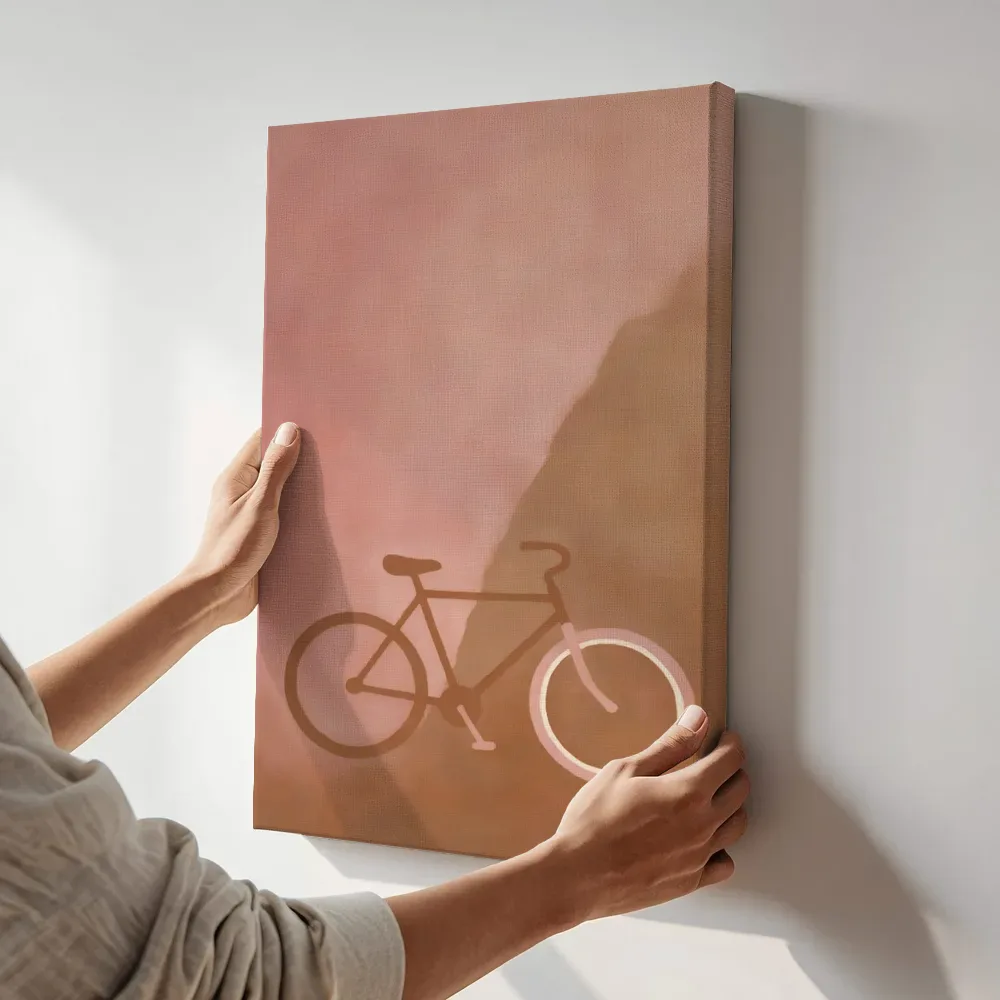Sfeerimpressie: Fiets in poederroze en bruin terwijl het aan de muur wordt gehangen