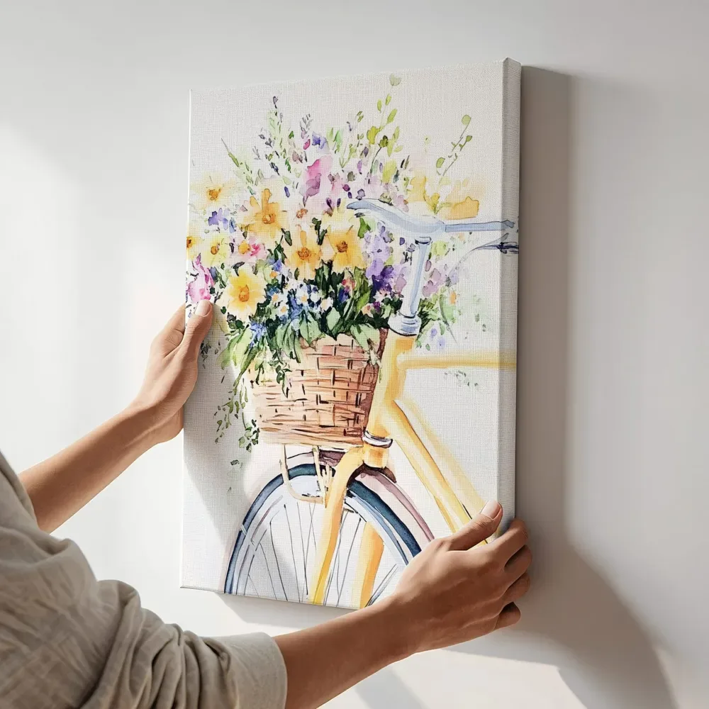 Sfeerimpressie: Fiets met mand vol pastelbloemen naast de kast