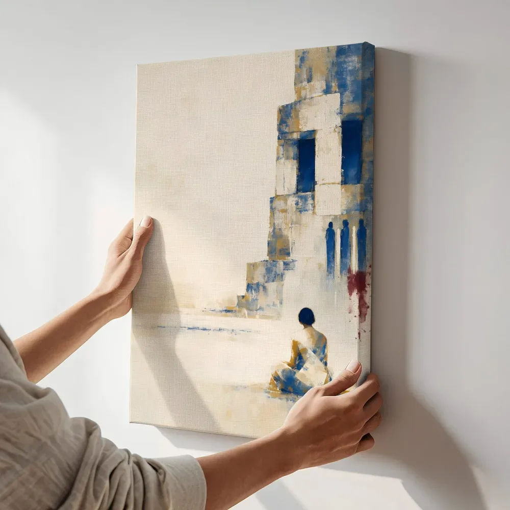 Sfeerimpressie: Figuur bij een blauwe ruïne terwijl het aan de muur wordt gehangen