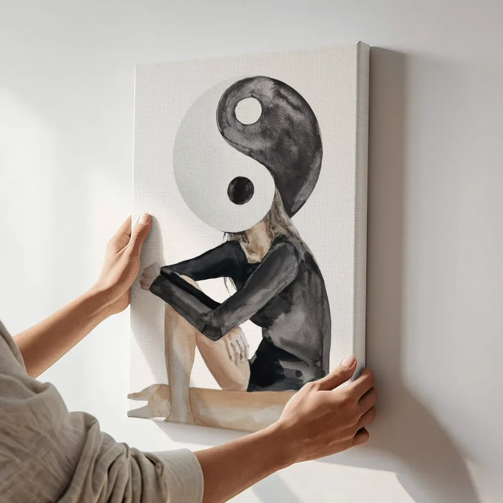 Sfeerimpressie: Figuur met yin-yang hoofd terwijl het aan de muur wordt gehangen