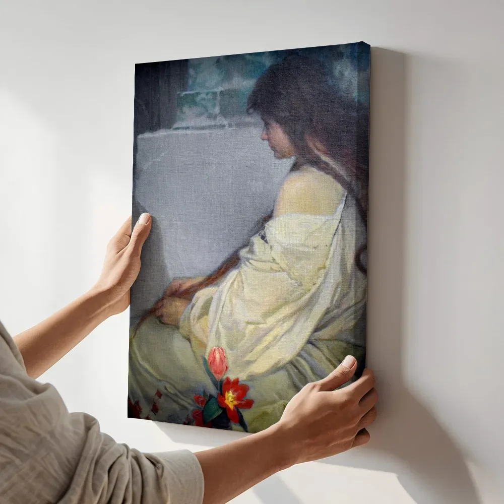 Sfeerimpressie: Fille aux cheveux lâchés et aux tulipes 02 van Alfons Mucha terwijl het aan de muur wordt gehangen