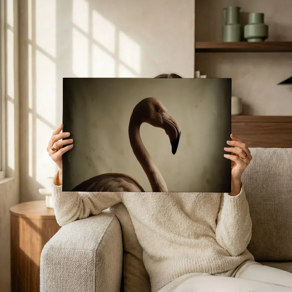 Sfeerimpressie: Flamingo en profil in creme terwijl het omhoog wordt gehouden