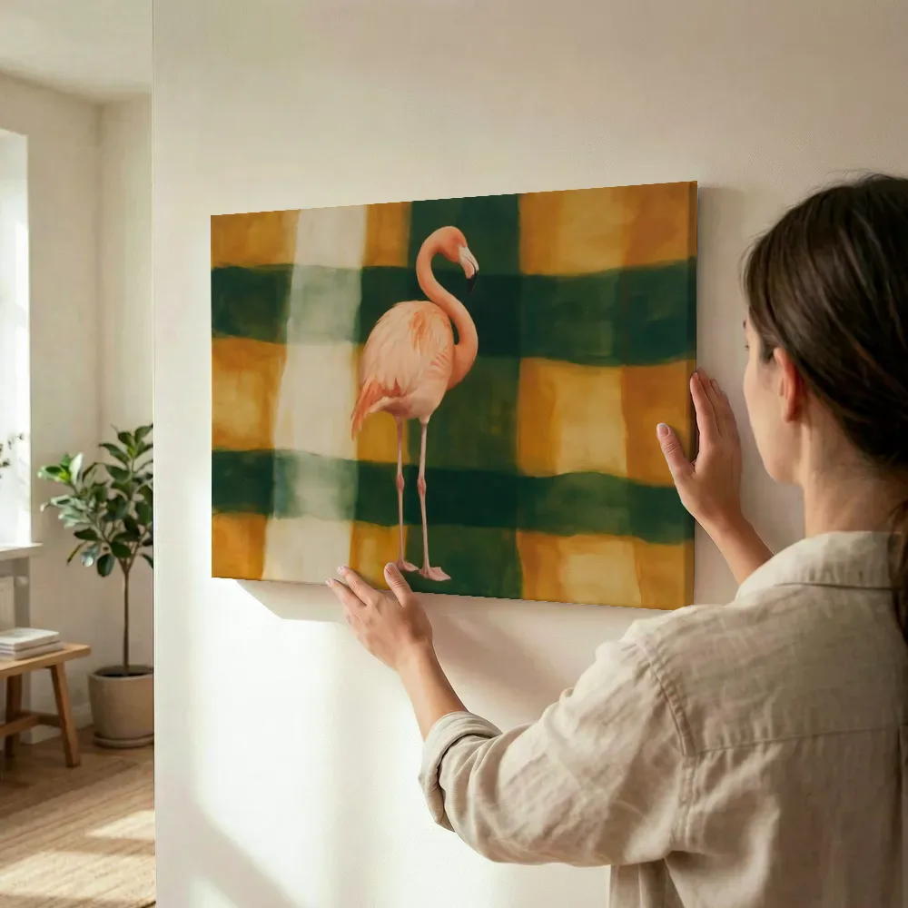 Sfeerimpressie: Flamingo in amber en flessengroen terwijl het wordt opgehangen
