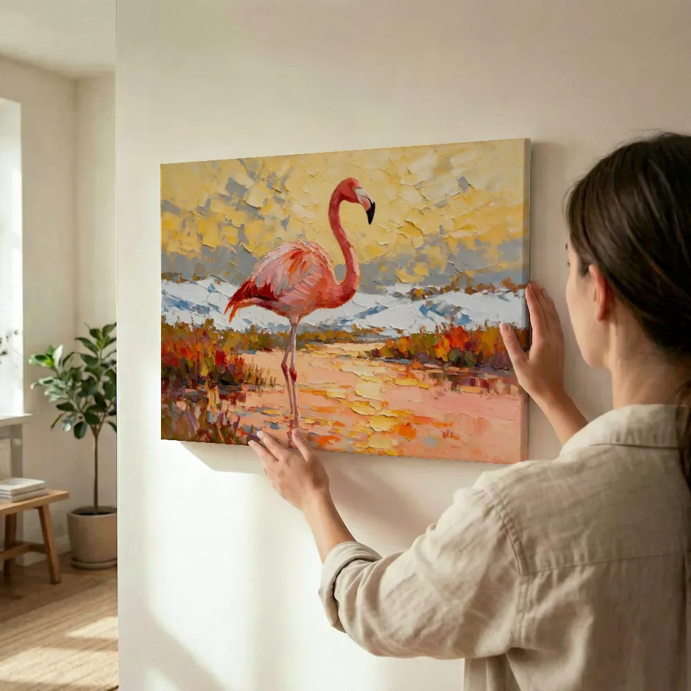 Sfeerimpressie: Flamingo in diepe pose in de sneeuw in goud terwijl het omhoog wordt gehouden