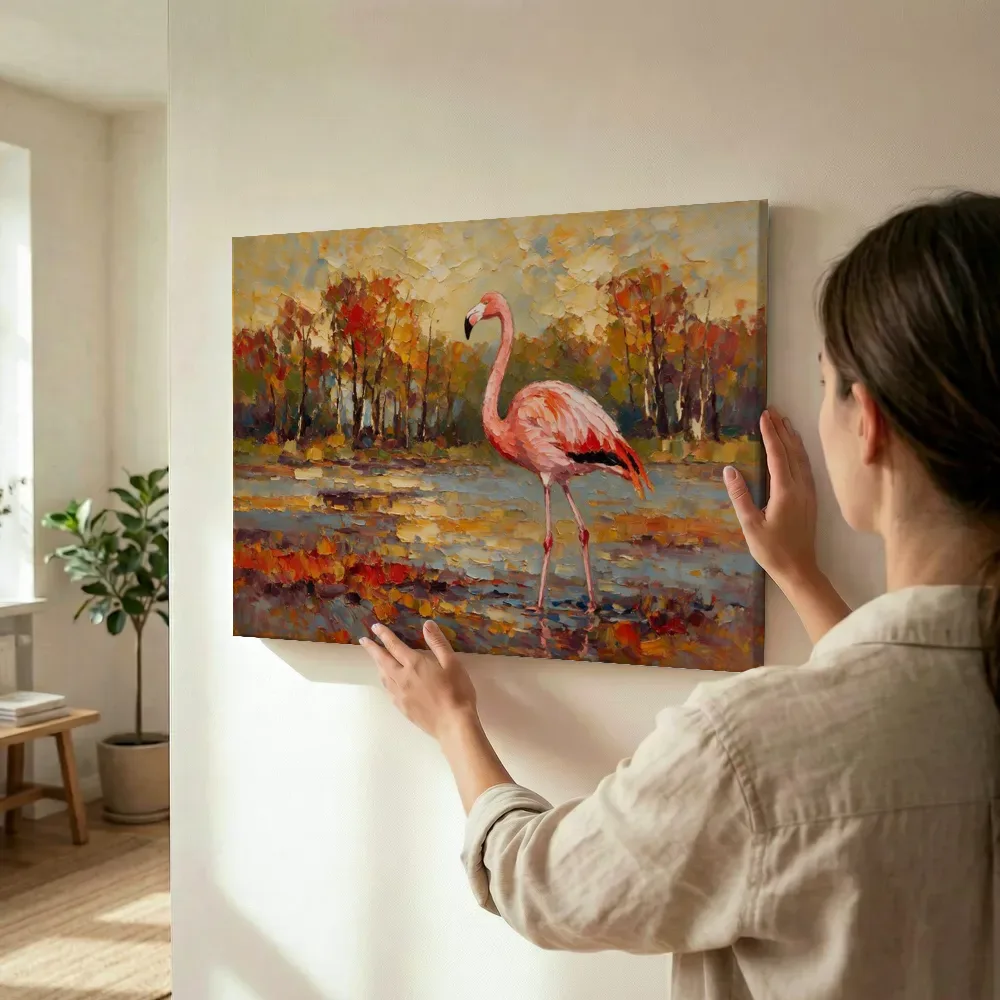 Sfeerimpressie: Flamingo in donkere pose tussen de bomen terwijl het omhoog wordt gehouden
