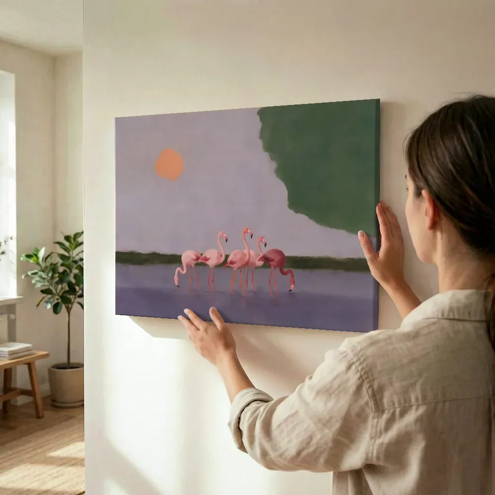 Sfeerimpressie: Flamingo in lila en mosgroen terwijl het wordt opgehangen