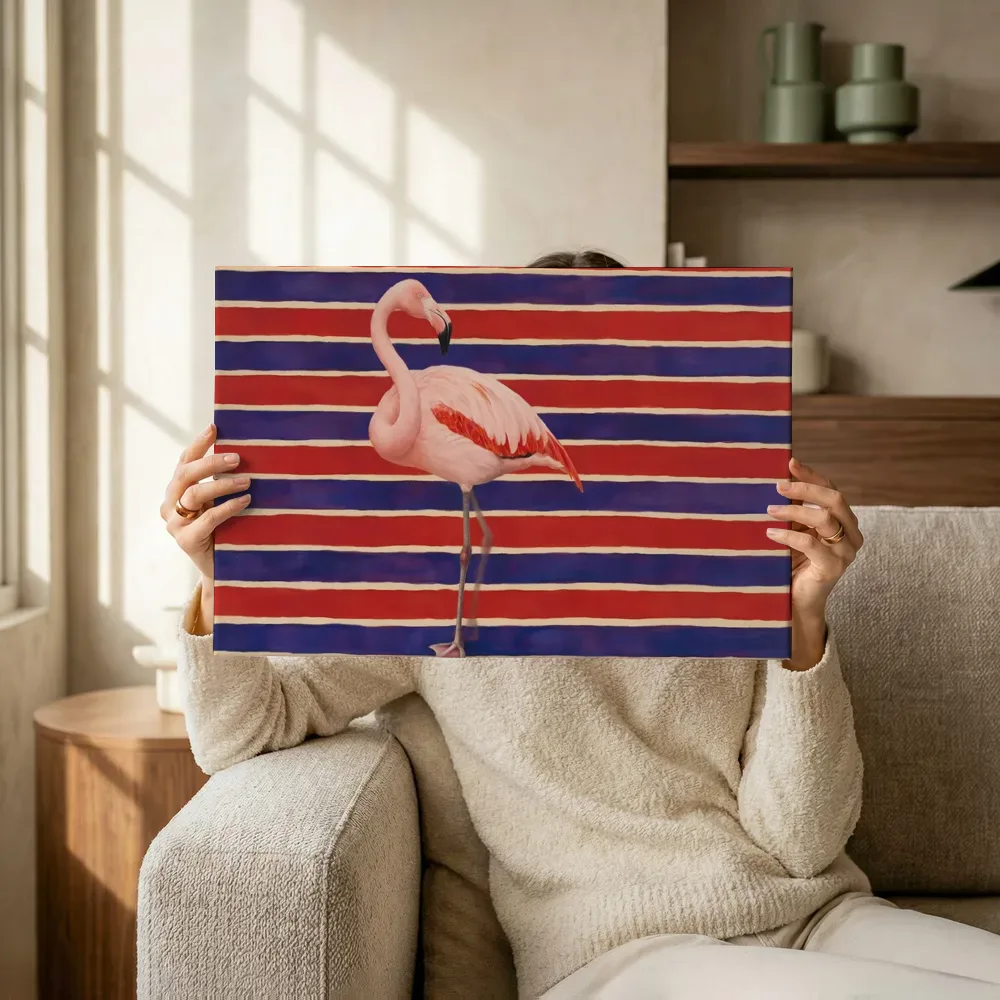 Sfeerimpressie: Flamingo in vermiljoen en indigo terwijl het omhoog wordt gehouden