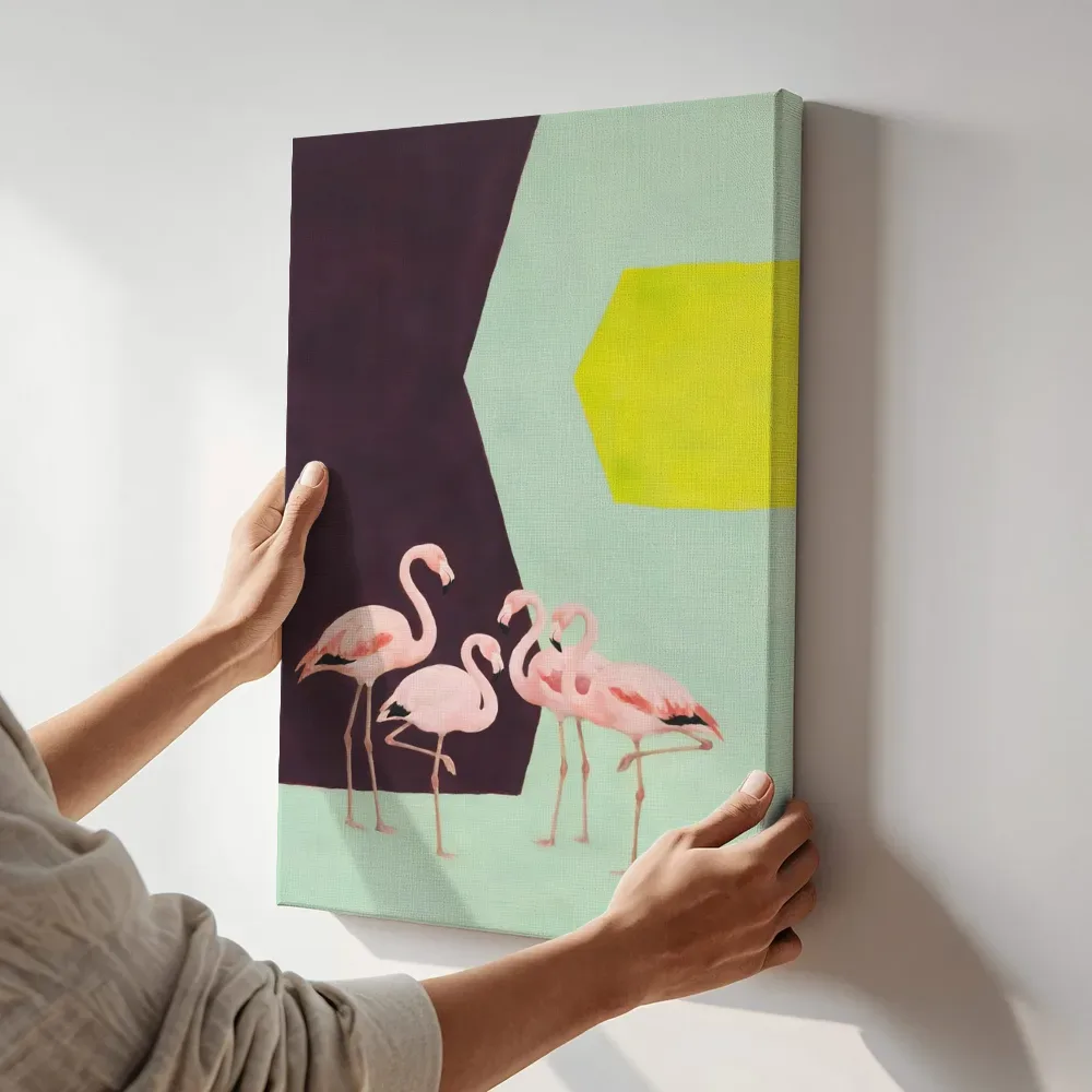Sfeerimpressie: Flamingo's in aubergine en mint terwijl het aan de muur wordt gehangen