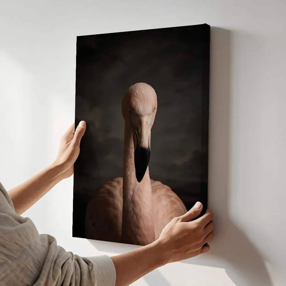 Sfeerimpressie: Flamingo van voren in houtskool terwijl het aan de muur wordt gehangen