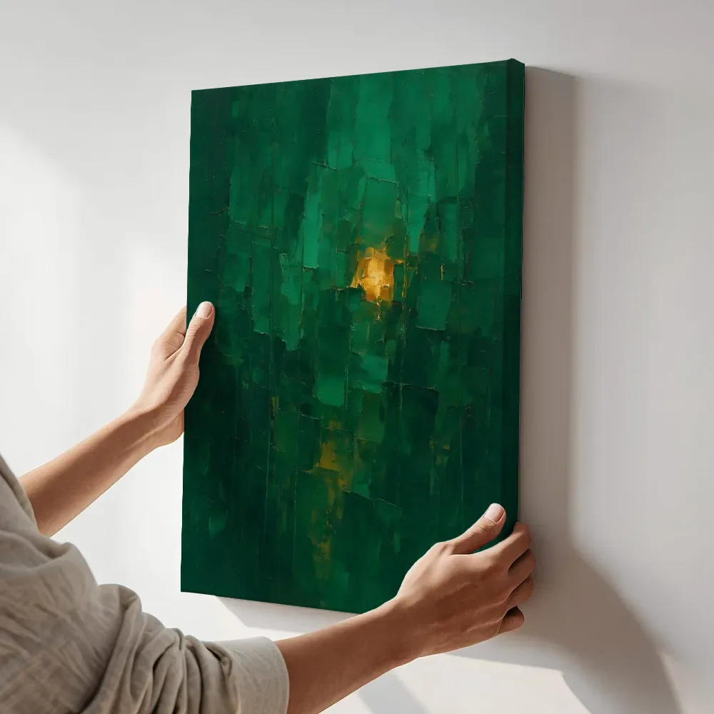 Sfeerimpressie: Flessengroen en goud met verre gloed terwijl het aan de muur wordt gehangen