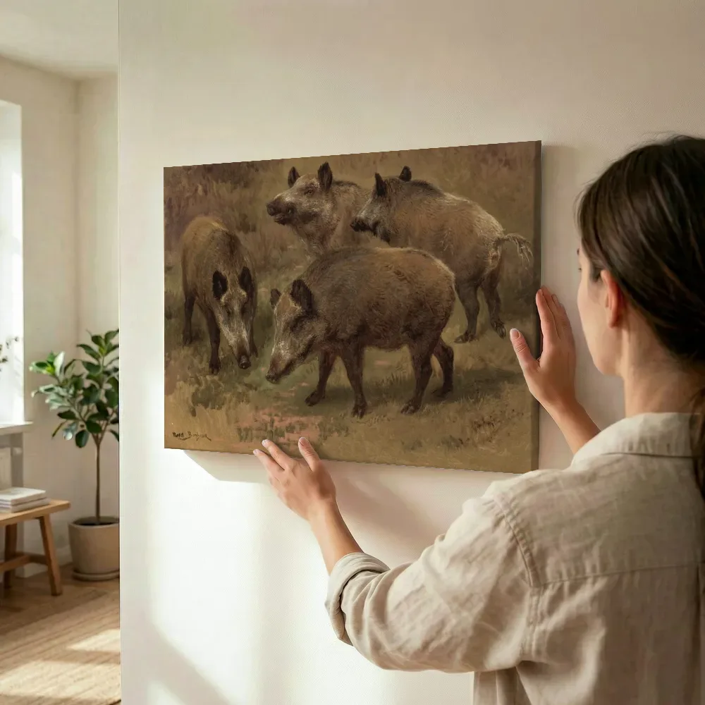 Sfeerimpressie: Vier wilde zwijnen in een landschap van Rosa Bonheur terwijl het wordt opgehangen