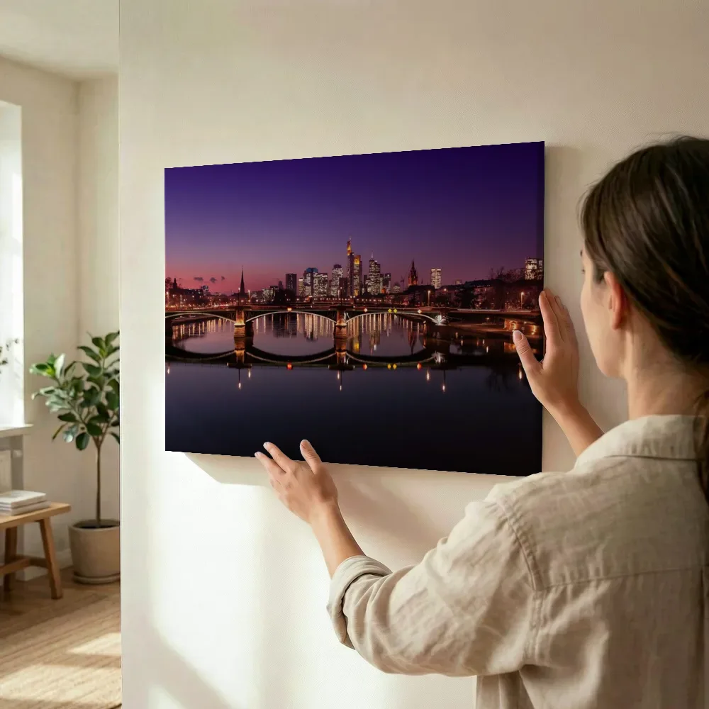 Sfeerimpressie: Skyline van Frankfurt bij zonsondergang terwijl het wordt opgehangen