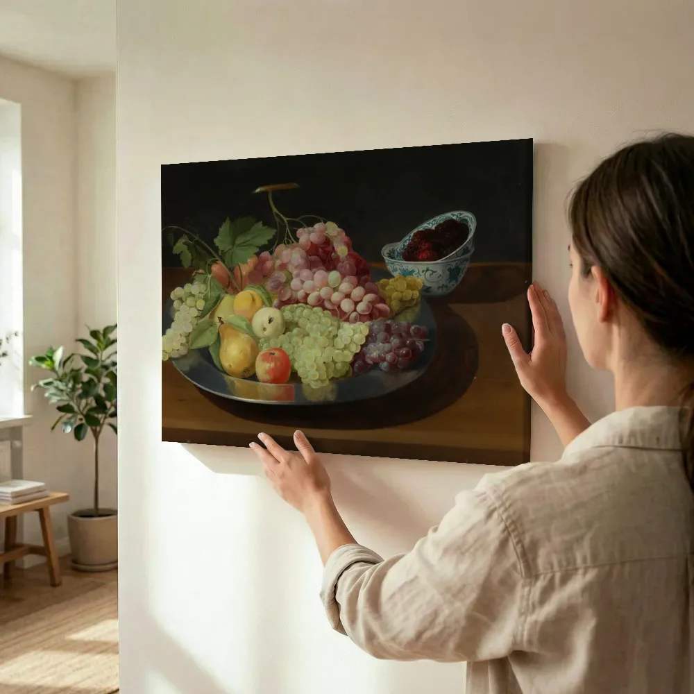 Sfeerimpressie: Fruitstilleven met Chinese porseleinen schalen, Kring van Isaak Soreau terwijl het wordt opgehangen