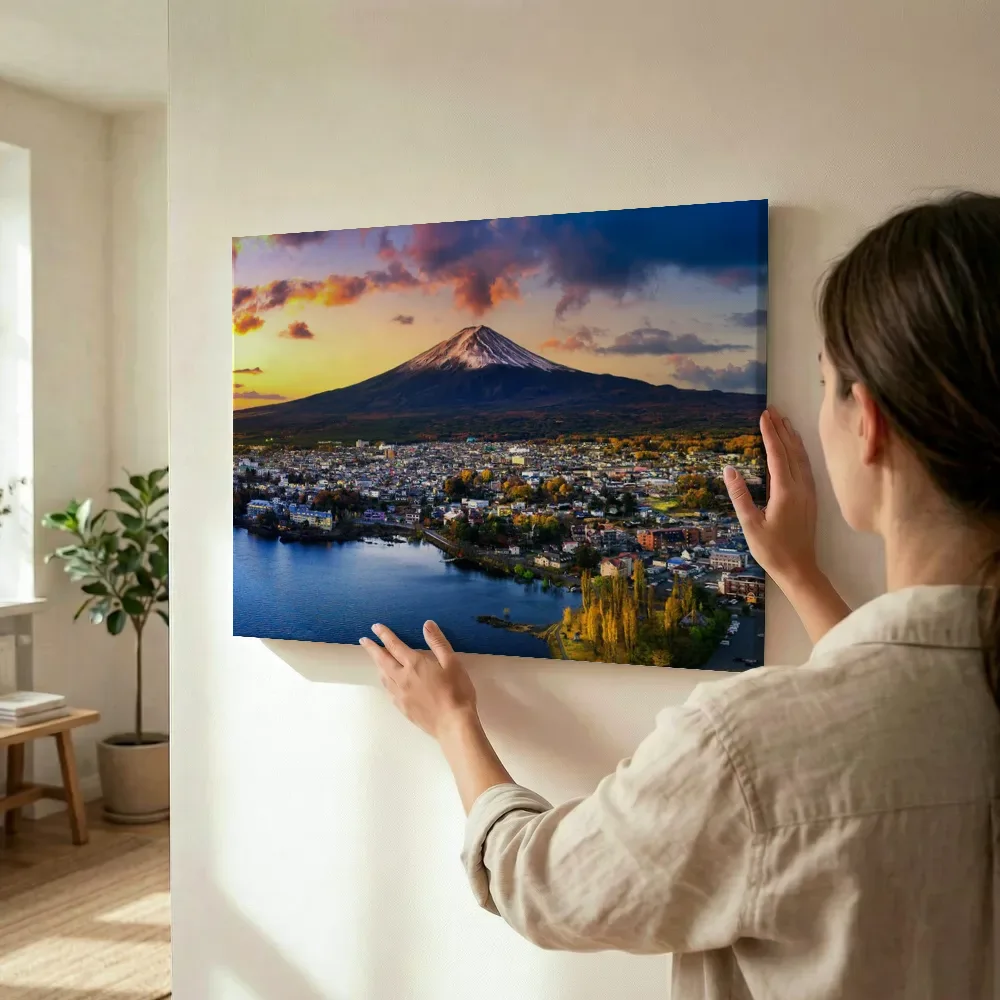 Sfeerimpressie: De Fuji boven een Japans meerstadje terwijl het wordt opgehangen