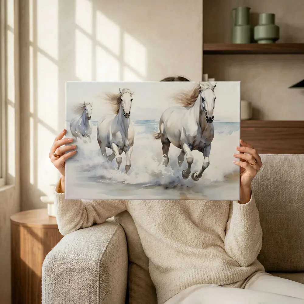 Sfeerimpressie: Galopperende witte paarden terwijl het omhoog wordt gehouden