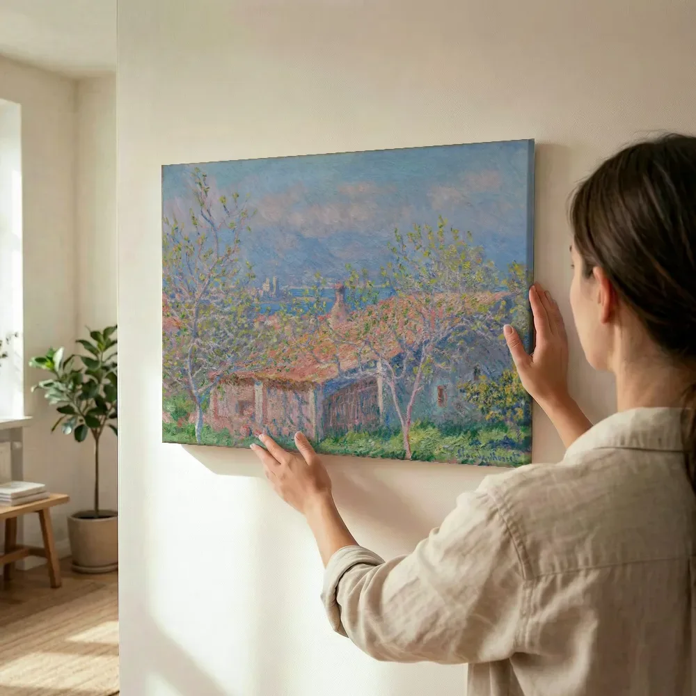 Sfeerimpressie: Het huis van de tuinman bij Antibes van Claude Monet terwijl het wordt opgehangen