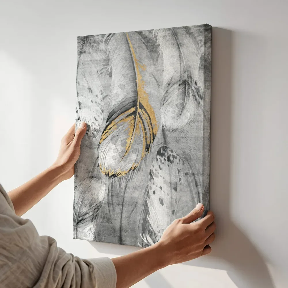Sfeerimpressie: Geaquarelleerde veren met gouden accent terwijl het aan de muur wordt gehangen