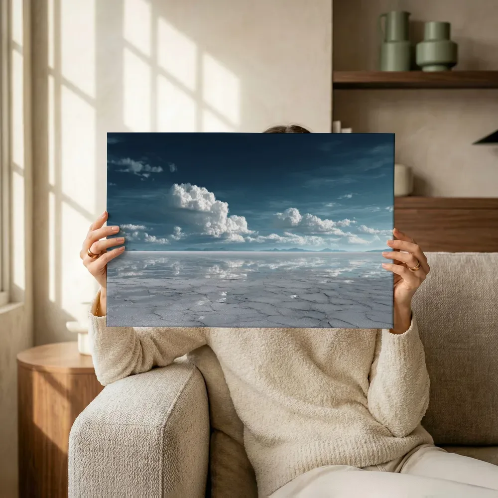 Sfeerimpressie: Gebarsten zoutvlakte onder blauwe lucht terwijl het omhoog wordt gehouden