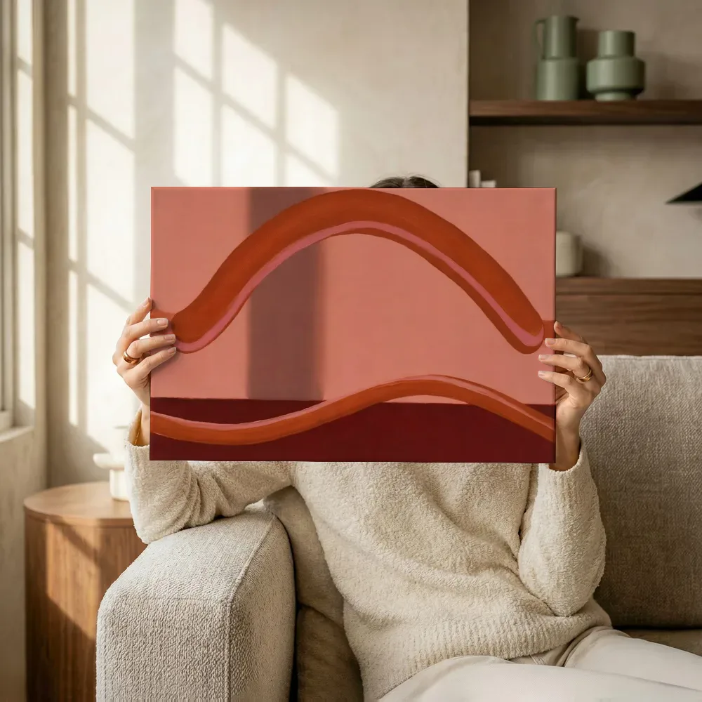 Sfeerimpressie: Gebogen boog in terracotta en roze terwijl het omhoog wordt gehouden