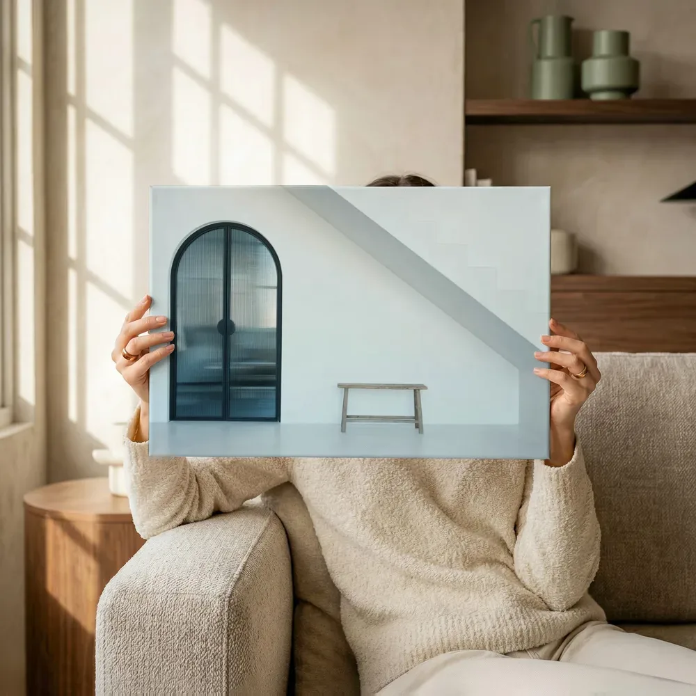 Sfeerimpressie: Gebogen glasdeur in wit interieur terwijl het omhoog wordt gehouden