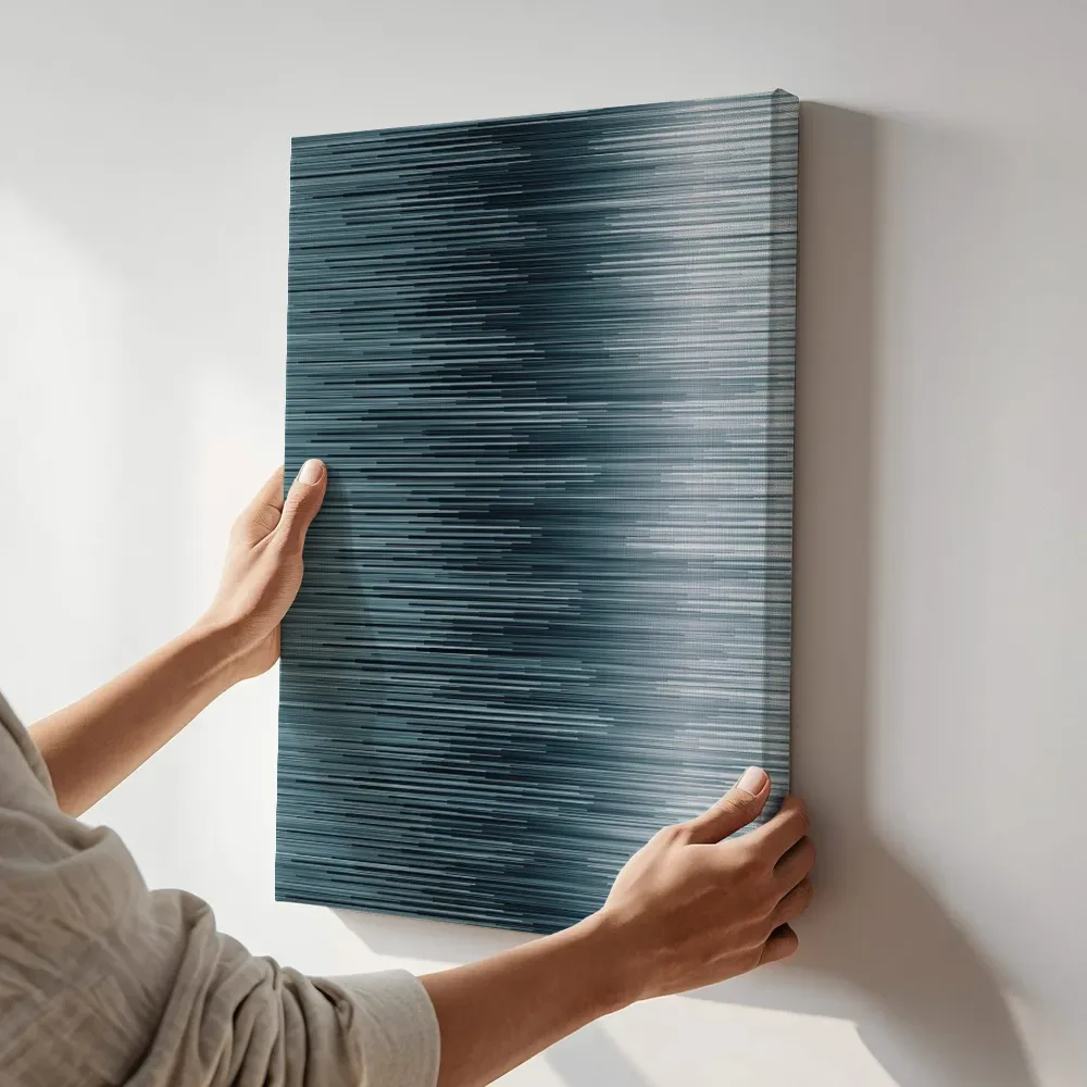 Sfeerimpressie: Geborsteld metaal textuur in blauwgrijs terwijl het aan de muur wordt gehangen