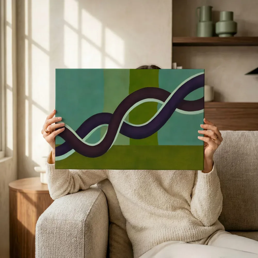 Sfeerimpressie: Gedraaide slinger in diep aubergine en mint terwijl het omhoog wordt gehouden