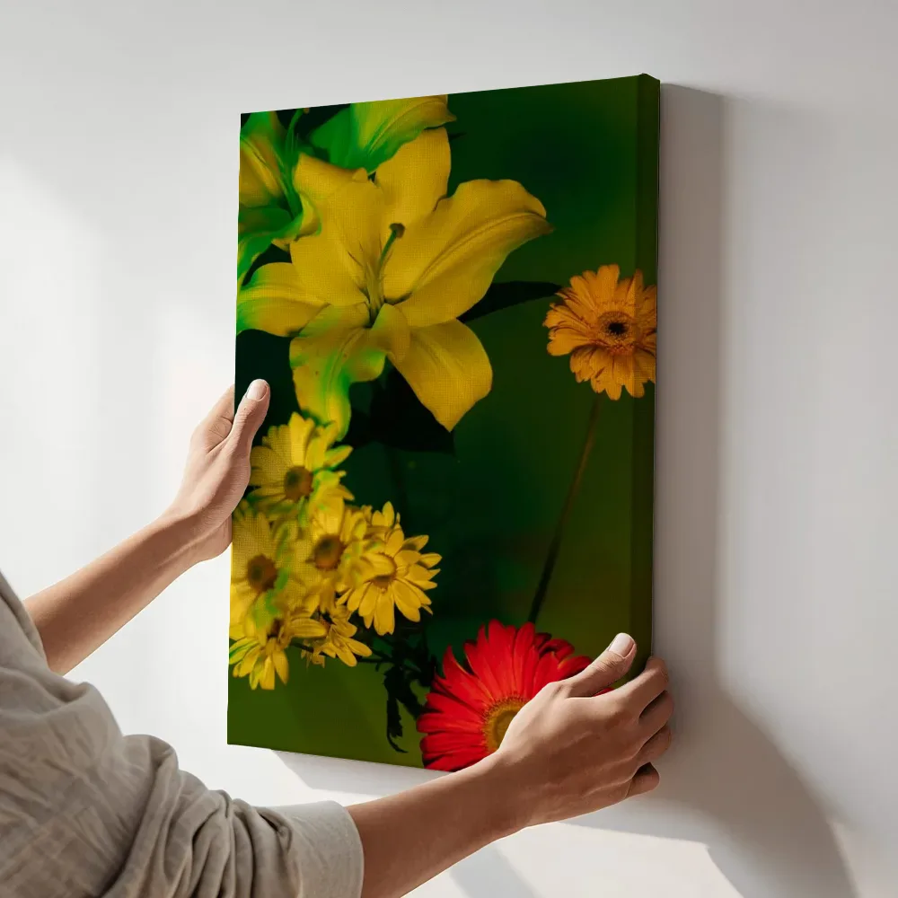 Sfeerimpressie: Geel boeket met gerbera's en madeliefjes terwijl het aan de muur wordt gehangen