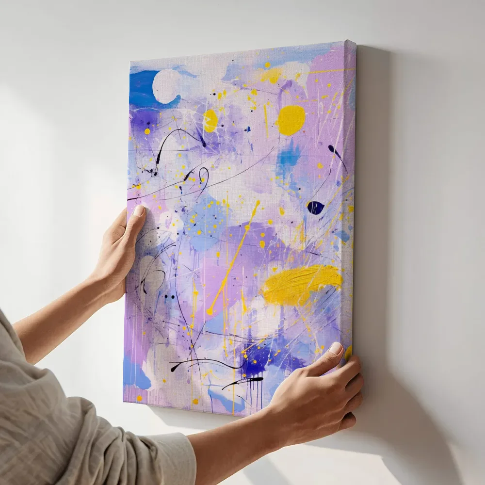 Sfeerimpressie: Geel-paarse verfspetter abstractie terwijl het aan de muur wordt gehangen