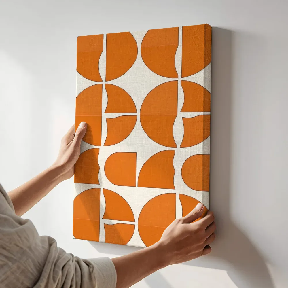 Sfeerimpressie: Gefragmenteerde cirkelvormen in oranje terwijl het aan de muur wordt gehangen