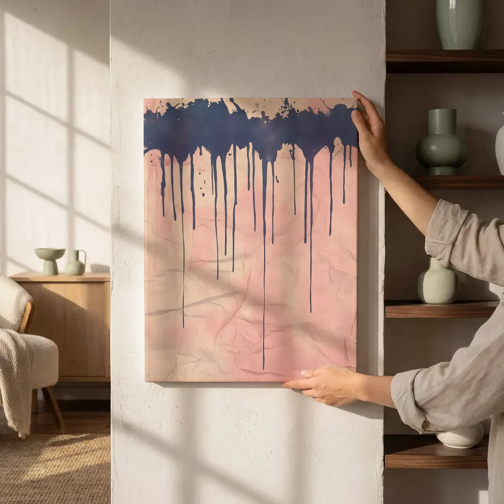 Sfeerimpressie: Gekreukt papier roze en marineblauw naast de kast