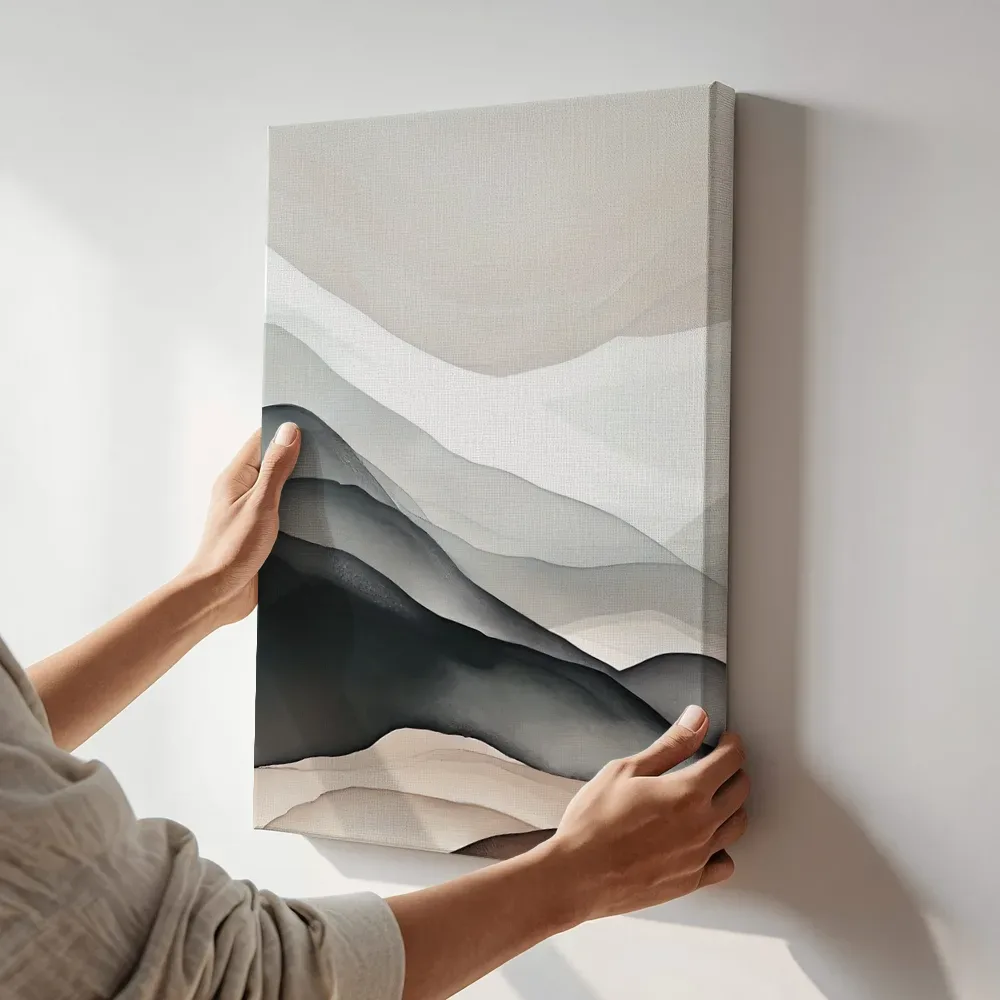 Sfeerimpressie: Gelaagd berglandschap in grijs en taupe (Staand) terwijl het aan de muur wordt gehangen