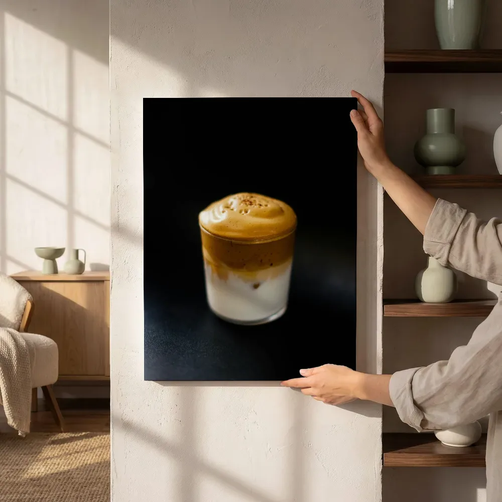 Sfeerimpressie: Gelaagde koffie in donker decor naast de kast