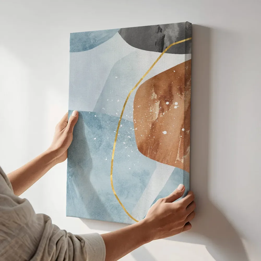 Sfeerimpressie: Gelaagde abstracte vormen in terracotta en blauw terwijl het aan de muur wordt gehangen