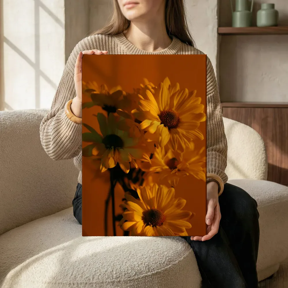 Sfeerimpressie: Gele bloemen in warm avondlicht terwijl het zittend wordt getoond