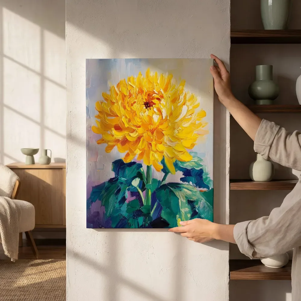 Sfeerimpressie: Gele chrysant naast de kast