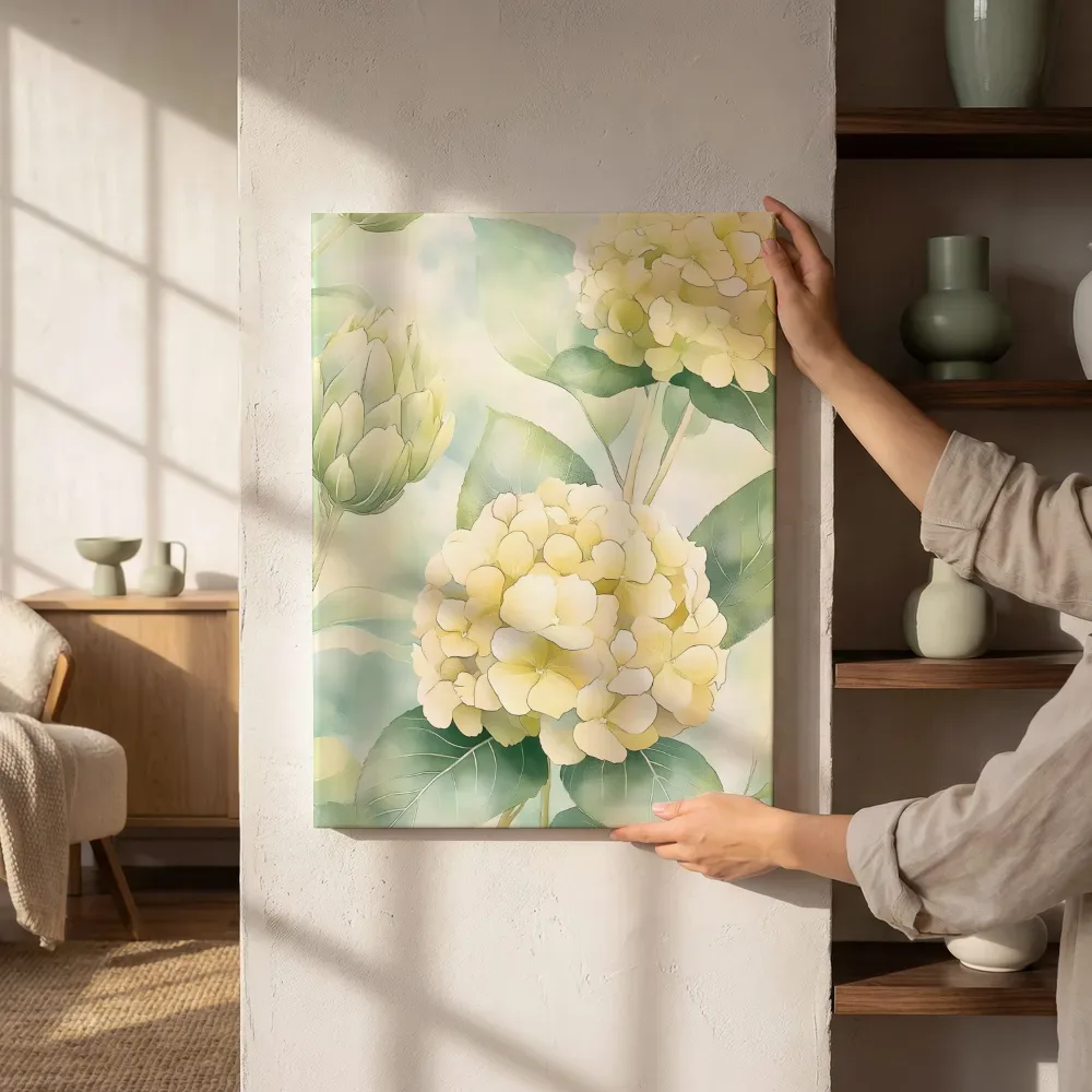 Sfeerimpressie: Gele hortensia met bloemknop naast de kast