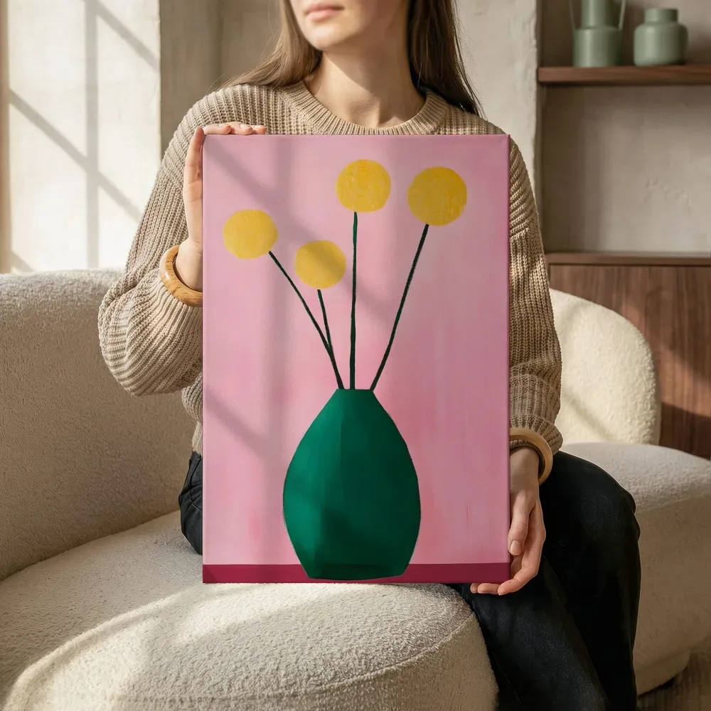 Sfeerimpressie: Gele knopbloemen in groene vaas terwijl het zittend wordt getoond