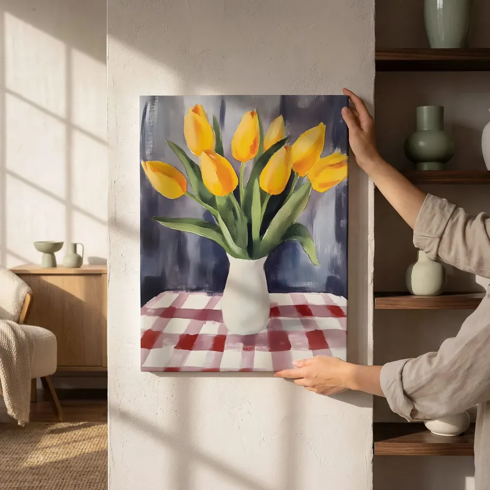 Sfeerimpressie: Gele tulpen in witte vaas naast de kast