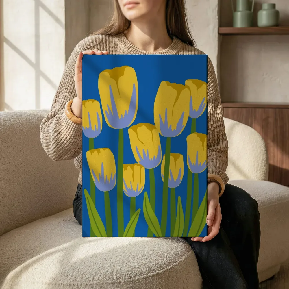 Sfeerimpressie: Gele tulpen op blauw terwijl het zittend wordt getoond