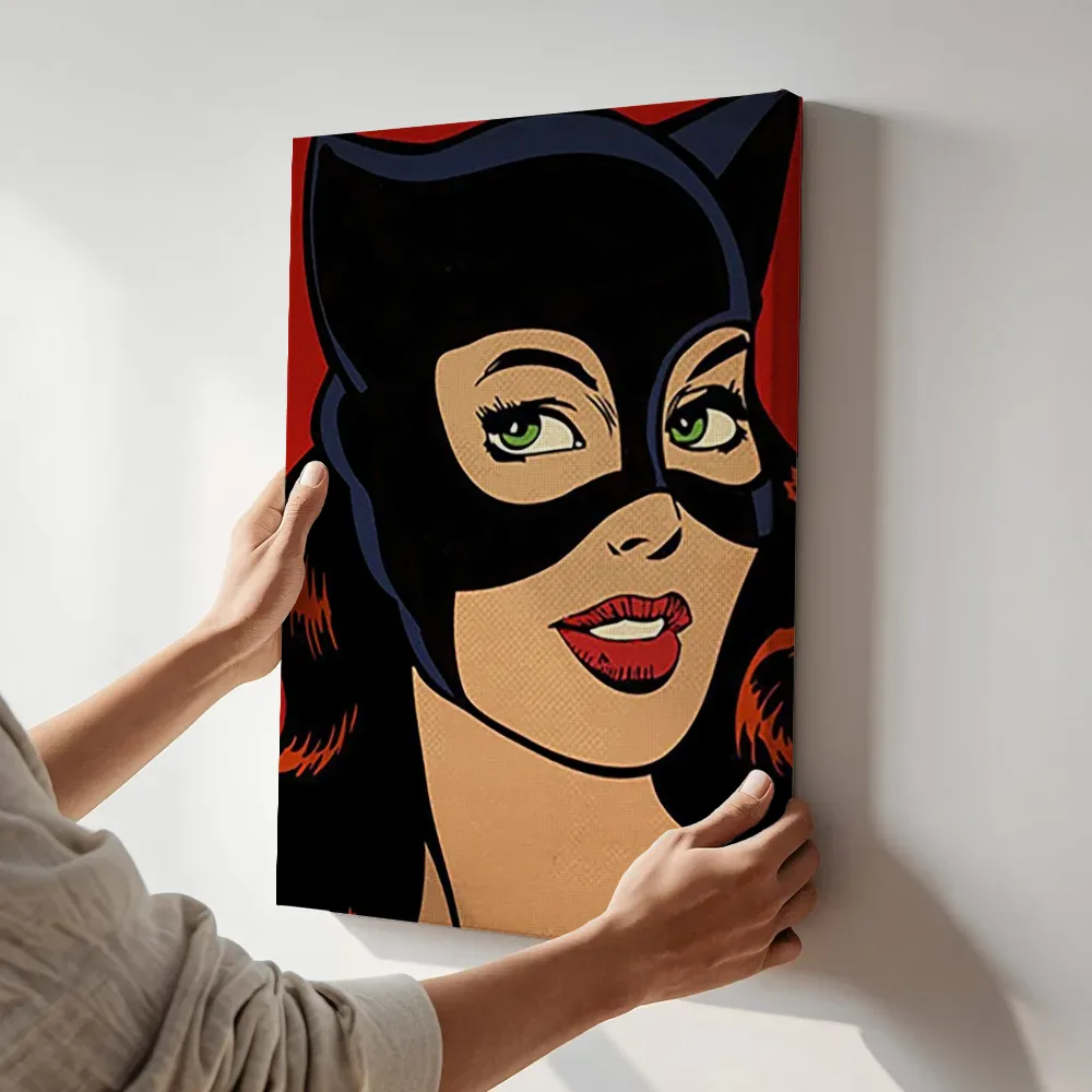 Sfeerimpressie: Gemaskerde kattenvrouw pop art terwijl het aan de muur wordt gehangen