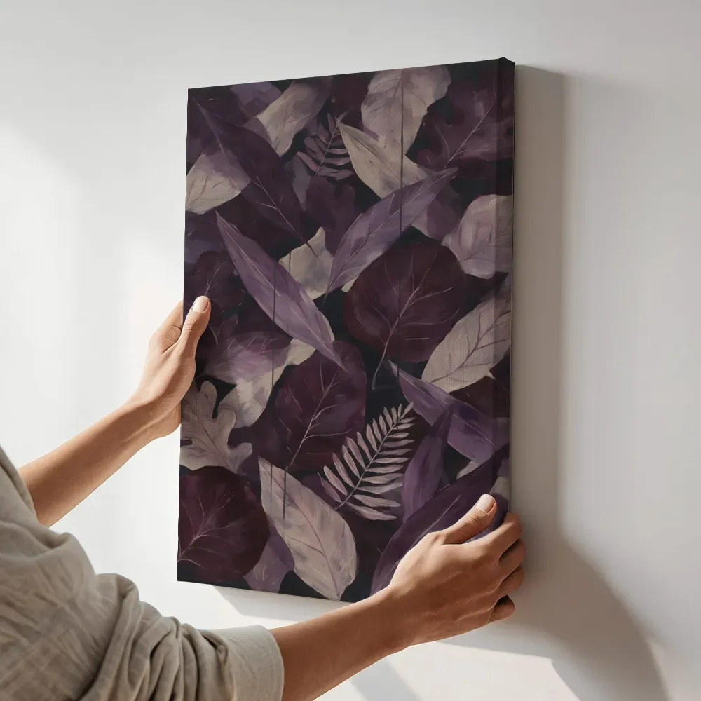 Sfeerimpressie: Gemengd bladpatroon Textured Minimalism in aubergine 2 terwijl het aan de muur wordt gehangen