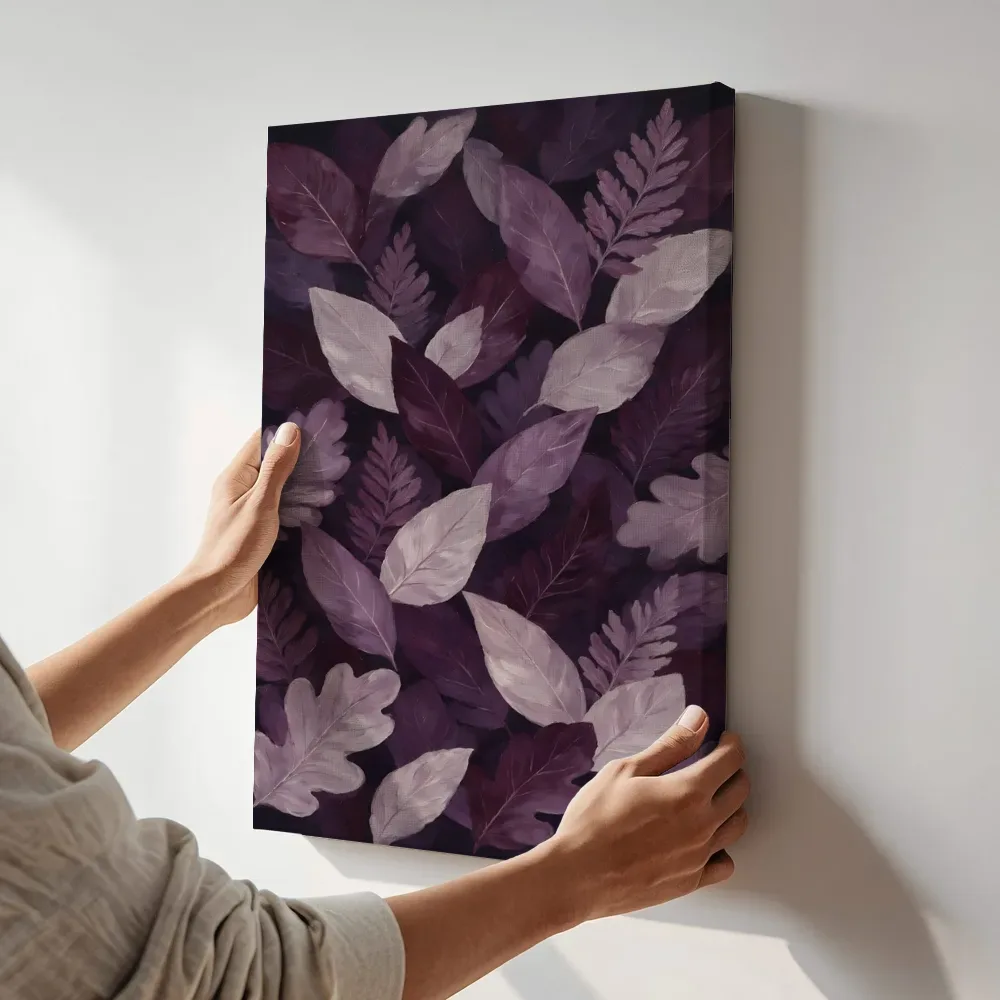Sfeerimpressie: Gemengd bladpatroon Textured Minimalism in aubergine 3 terwijl het aan de muur wordt gehangen
