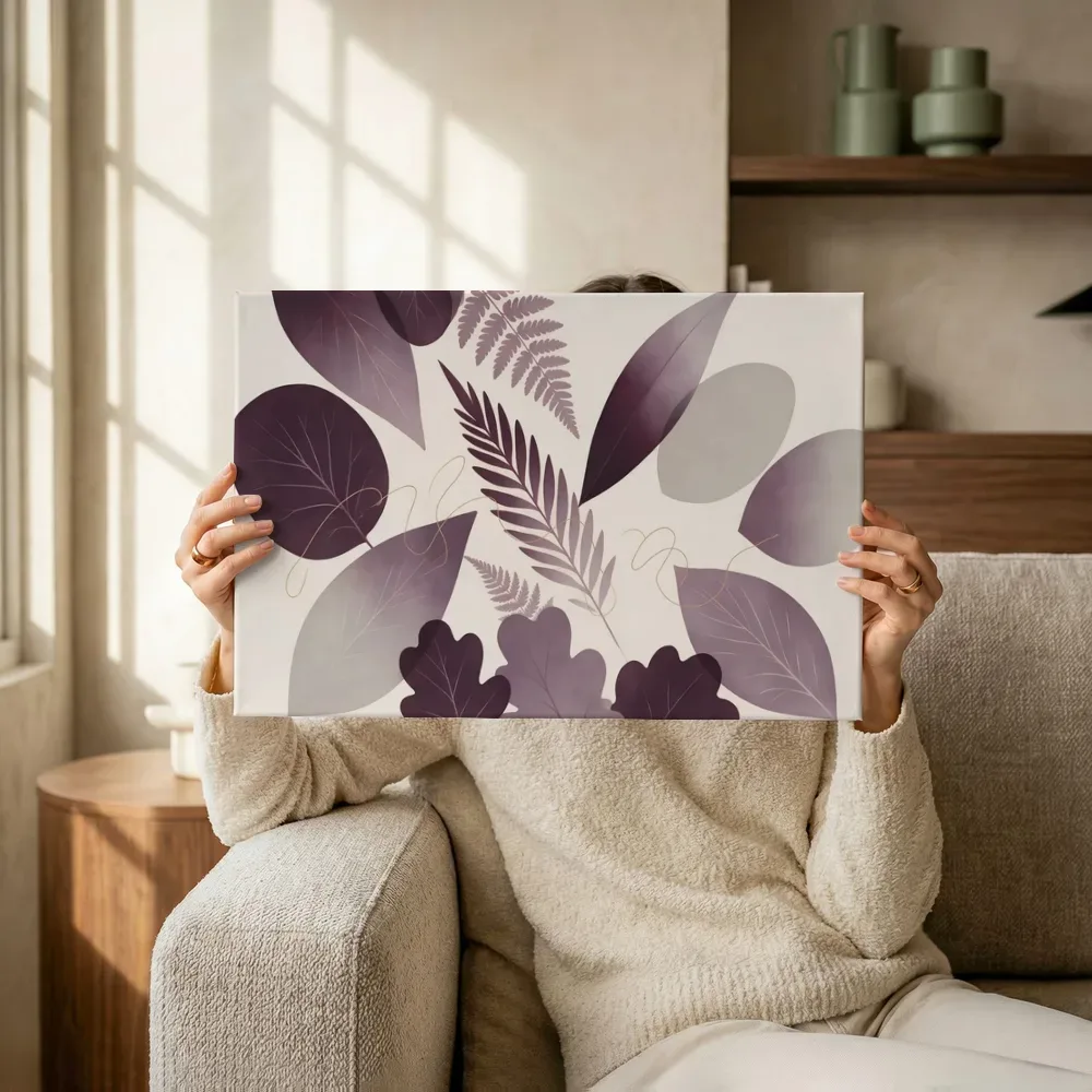 Sfeerimpressie: Gemengd bladpatroon Textured Minimalism in aubergine terwijl het omhoog wordt gehouden